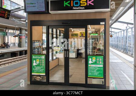 Nagano, Japon - 22 avril 2025 : un dépanneur NewDays sans personnel situé sur la plate-forme de la gare de Nagano est doté d'une signalisation claire indiquant son sel Banque D'Images