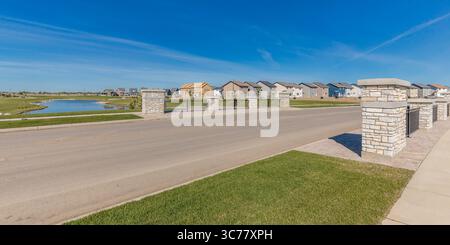 Rue résidentielle calme avec un grand plan d'eau en arrière-plan. Les maisons sont toutes en brique. Brighton Common Park est situé dans le quartier de Brighton Banque D'Images