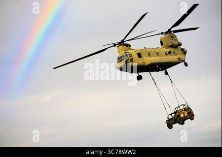 Jan 20, 2021 - Monte Romano, Italie - les parachutistes de l'armée américaine affectés à la compagnie d'attaque, 1er bataillon, 503e régiment d'infanterie, 173e brigade aéroportée, effectuent des opérations de chargement en élingue avec un hélicoptère CH-47 Chinook, à partir du 6-101 GSAB, 101 CAB, Illesheim, Allemagne, pendant l'exercice Eagle talon, Monte Romano, Italie, 20 janvier 2021. (Crédit image : © Elena Baladelli/U.S. Armée/ZUMA Wire/ZUMAPRESS.com) Banque D'Images