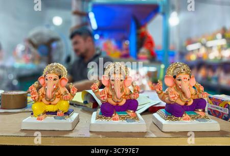 Mumbai, Maharashtra, Inde. 1er août 2025. Les idoles du Dieu hindou à tête d'éléphant Ganesh sont exposées à la vente dans un atelier. Les artisans obtiennent les idoles du Dieu hindou à tête d'éléphant Ganesh prêtes à la vente car le festival de dix jours de Ganesh Chaturthi commencera du 27 août au 6 septembre qui sera célébré dans tout le pays. (Crédit image : © Ashish Vaishnav/SOPA images via ZUMA Press Wire) USAGE ÉDITORIAL SEULEMENT ! Non destiné à UN USAGE commercial ! Banque D'Images