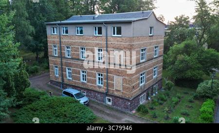 Großweitzschen - 71-Jähriger liegt blutverschmiert tot in Badezimmer : Polizei ermittelt wegen Tötungsdelikts 15.07.2025 gegen 20,10 Uhr Großweitzschen OT Hochweitzschen PM Polizeidirektion Chemnitz : Am gestrigen Dienstagabend meldete sich eine Frau BEI der Polizei, die in Sorge um einen nahe der Hauptstraße wohnhaften Verwandten War. Diesen hatte sie trotz wiederholter Versuche telefonisch nicht erreichen können. Beamte des Polizeireviers Döbeln begaben sich daraufhin zur besagten Wohnanschrift. IM Zuge des Einsatzes fanden sie in der Wohnung einen leblosen Mann 71, der augenscheinlich Opfer e Banque D'Images