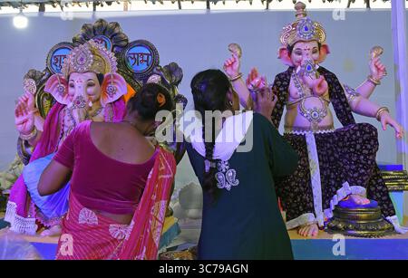 Mumbai, Maharashtra, Inde. 1er août 2025. Des femmes artisans décorent les idoles du Dieu hindou à tête d'éléphant Ganesh pour la vente dans un atelier. Les artisans obtiennent les idoles du Dieu hindou à tête d'éléphant Ganesh prêtes à la vente car le festival de dix jours de Ganesh Chaturthi commencera du 27 août au 6 septembre qui sera célébré dans tout le pays. (Crédit image : © Ashish Vaishnav/SOPA images via ZUMA Press Wire) USAGE ÉDITORIAL SEULEMENT ! Non destiné à UN USAGE commercial ! Banque D'Images