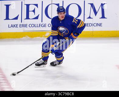 30 janvier 2021 : Tage Thompson (72), aile droite des Sabres de Buffalo, patine la rondelle pendant la première période de jeu dans la LNH entre les Devils du New Jersey et les Sabres de Buffalo, au KeyBank Center de Buffalo, New York (Nicholas T. LoVerde/Cal Sport Media)(crédit image : &copy ; Nicholas T. Loverde/CSM via ZUMA Wire) Banque D'Images