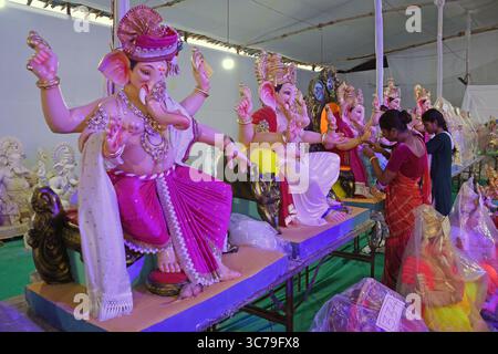 Mumbai, Maharashtra, Inde. 1er août 2025. Des femmes artisans décorent les idoles du Dieu hindou à tête d'éléphant Ganesh pour la vente dans un atelier. Les artisans obtiennent les idoles du Dieu hindou à tête d'éléphant Ganesh prêtes à la vente car le festival de dix jours de Ganesh Chaturthi commencera du 27 août au 6 septembre qui sera célébré dans tout le pays. (Crédit image : © Ashish Vaishnav/SOPA images via ZUMA Press Wire) USAGE ÉDITORIAL SEULEMENT ! Non destiné à UN USAGE commercial ! Banque D'Images