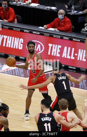 30 janvier 2021, Etats-Unis : Coby White (0), garde des Bulls de Chicago, cherche à passer le ballon lors du deuxième quart-temps face à Anfernee Simons (1), garde des Trail Blazers de Portland, samedi au United Center de Chicago. (Crédit image : © TNS via ZUMA Wire) Banque D'Images