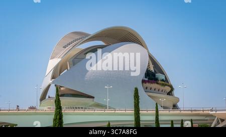 Opéra futuriste Palau de les Arts Reina Sofía à Valence, Espagne, présentant le design architectural moderne emblématique de Santiago Calatrava. Banque D'Images