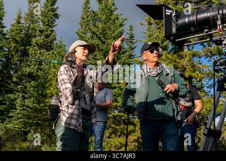 DATE DE SORTIE : 12 février 2021 TITRE : Land STUDIO : Focus Features DIRECTOR : Robin Wright INTRIGUE : une femme endeuillée cherche une nouvelle vie, hors de la grille dans le Wyoming. EN VEDETTE : L'acteur réalisateur Robin Wright (à gauche) sur le tournage de ses débuts en tant que réalisateur. (Crédit image : © Focus Features/Entertainment Pictures/ZUMAPRESS.com) Banque D'Images