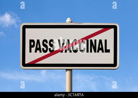 Un panneau de ville de sortie français contre un ciel bleu avec écrit au milieu en français 'Pass vaccinal', signifiant en anglais 'vaccination pass'. Banque D'Images
