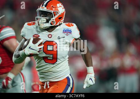 (PHOTOS DE FICHIER)..ancien Clemson Tigers Running Back (9) Travis Etienne Jr. est projeté d'aller au 1er tour de la draft de la NFL, ici il est photographié le 28 décembre 2019 contre les Buckeyes de l'État de l'Ohio, la draft de la NFL aura lieu à Cleveland, Ohio le 29 avril 2021...(crédit obligatoire : Jose / MarinMedia.org / Cal Sport Media) (photographe complet absolu, et crédits requis)(crédit image : &copy ; Jose / Marinmedia.Org / Cal Spor/CSM via ZUMA Wire) Banque D'Images