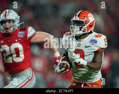 (PHOTOS DE FICHIER)..ancien Clemson Tigers Running Back (9) Travis Etienne Jr. est projeté d'aller au 1er tour de la draft de la NFL, ici il est photographié le 28 décembre 2019 contre les Buckeyes de l'État de l'Ohio, la draft de la NFL aura lieu à Cleveland, Ohio le 29 avril 2021...(crédit obligatoire : Jose / MarinMedia.org / Cal Sport Media) (photographe complet absolu, et crédits requis)(crédit image : &copy ; Jose / Marinmedia.Org / Cal Spor/CSM via ZUMA Wire) Banque D'Images