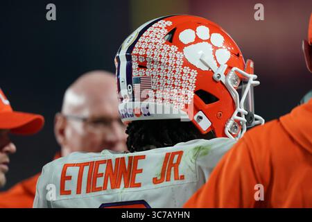 (PHOTOS DE FICHIER)..ancien Clemson Tigers Running Back (9) Travis Etienne Jr. est projeté d'aller au 1er tour de la draft de la NFL, ici il est photographié le 28 décembre 2019 contre les Buckeyes de l'État de l'Ohio, la draft de la NFL aura lieu à Cleveland, Ohio le 29 avril 2021...(crédit obligatoire : Jose / MarinMedia.org / Cal Sport Media) (photographe complet absolu, et crédits requis)(crédit image : &copy ; Jose / Marinmedia.Org / Cal Spor/CSM via ZUMA Wire) Banque D'Images