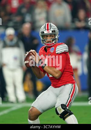 (PHOTOS)..ancien quarterback Ohio State Buckeyes (1) Justin Fields devrait aller dans le 1er tour de la draft de la NFL, ici il est photographié le 28 décembre 2019 contre les Clemson Tigers, la draft de la NFL aura lieu à Cleveland, Ohio le 29 avril 2021...(crédit obligatoire : Jose / SonyPro / Cal Sport Media) (photographe complet absolu, et crédits requis)(image : &copy ; Jose Marin / Sonypro / Cal Sport Wire via ZUMA) Banque D'Images