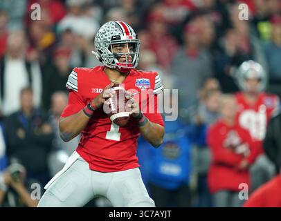 (PHOTOS)..ancien quarterback Ohio State Buckeyes (1) Justin Fields devrait aller dans le 1er tour de la draft de la NFL, ici il est photographié le 28 décembre 2019 contre les Clemson Tigers, la draft de la NFL aura lieu à Cleveland, Ohio le 29 avril 2021...(crédit obligatoire : Jose / SonyPro / Cal Sport Media) (photographe complet absolu, et crédits requis)(image : &copy ; Jose Marin / Sonypro / Cal Sport Wire via ZUMA) Banque D'Images