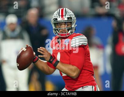 (PHOTOS)..ancien quarterback Ohio State Buckeyes (1) Justin Fields devrait aller dans le 1er tour de la draft de la NFL, ici il est photographié le 28 décembre 2019 contre les Clemson Tigers, la draft de la NFL aura lieu à Cleveland, Ohio le 29 avril 2021...(crédit obligatoire : Jose / SonyPro / Cal Sport Media) (photographe complet absolu, et crédits requis)(image : &copy ; Jose Marin / Sonypro / Cal Sport Wire via ZUMA) Banque D'Images