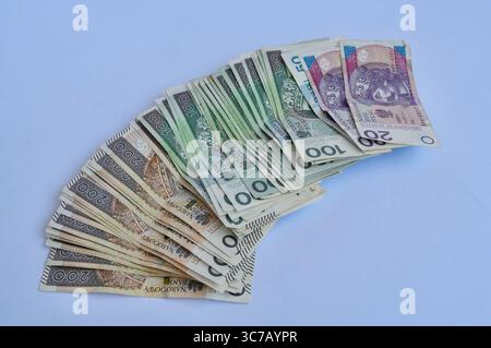 Argent de différents pays sur un fond blanc. Argent de différents pays. Banque D'Images