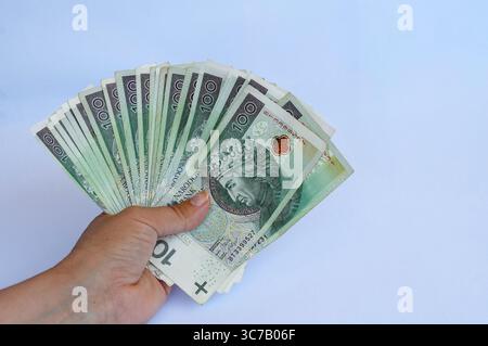 Main tenant de l'argent isolé sur fond blanc, monnaie Baht thaïlandaise. Banque D'Images