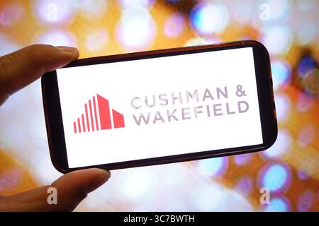 Dans cette illustration photo, un logo de la société Cushman and Wakefield est affiché sur l'écran d'un smartphone. Banque D'Images