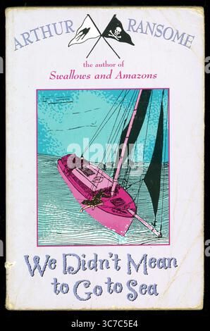 Utilisé couverture de livre de poche pour enfants, We Did't Mean to Go to Sea par Arthur Ransome, illustré par Arthur Ransome. Publié pour la première fois en 1940, cette édition a publié 2001, Royaume-Uni Banque D'Images