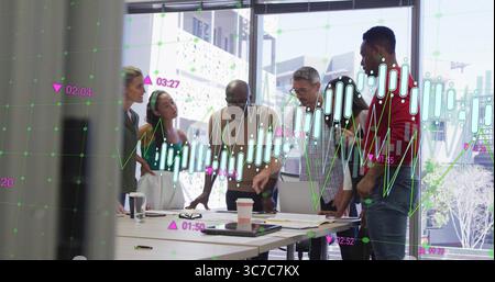 Collaboration collègues analysant les graphiques financiers dans la salle de réunion, avec ordinateur portable et lunettes Banque D'Images