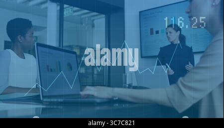 Présentation de gestes exécutifs coréens à côté de l'affichage graphique dans la salle de conférence, avec des ordinateurs portables Banque D'Images