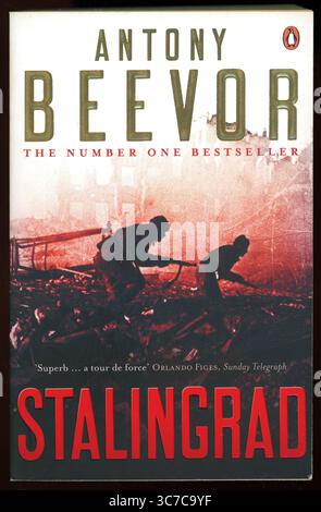 Couverture de livre de poche utilisée, 'Stalingrad' par Antony Beevor. La bataille de Stalingrad se déroule entre le 23 août 1942 et le 2 février 1943. Ce fut un tournant majeur dans la seconde Guerre mondiale, combattu entre l'Allemagne nazie et l'Union soviétique pour le contrôle de la ville de Stalingrad (aujourd'hui Volgograd). Ce livre de non-fiction a été publié pour la première fois en 1998, Royaume-Uni Banque D'Images