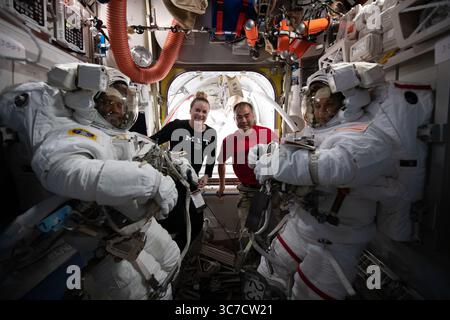 27 janvier 2021 - atmosphère terrestre - les marcheurs spatiaux de la NASA (avant gauche) Victor Glover et Michael Hopkins sont prêts pour la première sortie spatiale de l'année alors que les ingénieurs de vol de l'expédition 64 (arrière gauche) Kate Rubins de la NASA et Soichi Noguchi de la JAXA se joignent à eux pour un portrait. (Crédit image : © NASA/ZUMA Wire/ZUMAPRESS.com) Banque D'Images