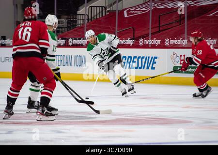 31 janvier 2021 : le Dallas Stars Center Jason Dickinson (18 ans) passe à Dallas Stars Left Wing Blake Comeau (15 ans) pendant le match de la LNH entre les Stars de Dallas et les Hurricanes de Caroline au PNC Arena à Raleigh, Caroline du Nord. Brian McWalters/CSM(image de crédit : &copy ; Brian Mcwalters/CSM via ZUMA Wire) Banque D'Images