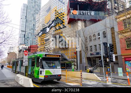 Melbourne, Victoria, Australie, RMIT Swanston Academic Building sur la rue Swanston avec le tramway de Melbourne passant le bâtiment de l'université Banque D'Images
