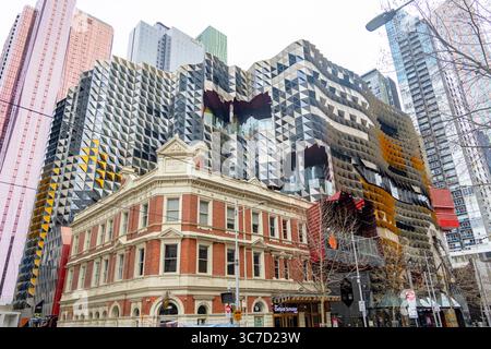 Melbourne, Victoria, Australie, RMIT Royal Melbourne Institute of Technology, Swanston Academic Building and Building 81 Oxford Scholar pub Banque D'Images