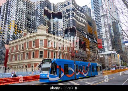 Melbourne, Victoria, Australie, RMIT Royal Melbourne Institute of Technology, Swanston Academic Building and Building 81 Oxford Scholar pub Banque D'Images