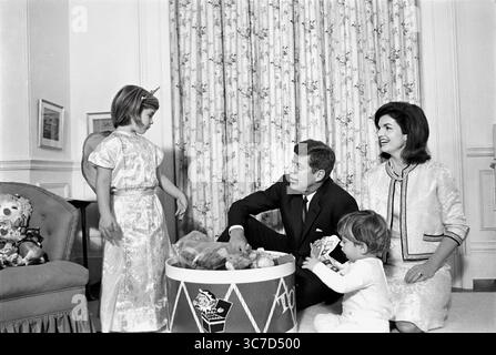 Le président américain John F. Kennedy et la première dame des États-Unis Jacqueline Kennedy visitent leurs enfants, Caroline Kennedy et John F. Kennedy, Jr., dans la pépinière de John, après une fête d’anniversaire conjointe pour les enfants. White House, Washington, D.C., États-Unis, Cecil W. Stoughton, photographies de la Maison Blanche, 27 novembre 1962 Banque D'Images