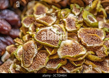 Gros plan d'un tas de délicieux fruits secs turcs, figues blanches mis en vente dans un étal au Bazar égyptien, Istanbul, Turquie Banque D'Images