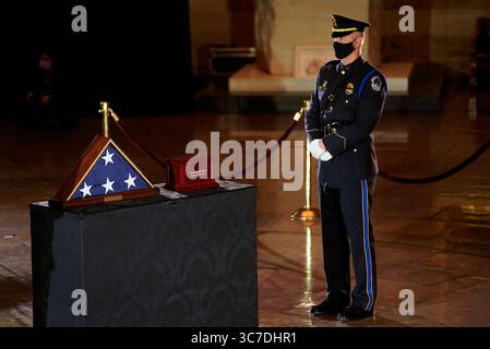 3 février 2021, Washington, District of Columbia, États-Unis : WASHINGTON, DC - 3 FÉVRIER : .Un officier de la police du Capitole des États-Unis monte la garde sur les restes de l'officier de police du Capitole des États-Unis Brian D. Sicknick, 42 ans, alors qu'il gît en l'honneur dans la rotonde du Capitole le mercredi 3 février 2021. L'officier Sicknick a répondu à l'émeute au Capitole des États-Unis le mercredi 6 janvier 2021, quand il a été mortellement blessé alors qu'il s'engageait physiquement avec la foule. Les membres du Congrès rendront hommage à l'officier mercredi matin avant son enterrement au cimetière national d'Arlington (crédit image : © Demetrius Fre Banque D'Images