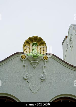 Statue de poisson-Chabot épineux à coquille festonnée encadrée sur le parapet des bains de Quapaw dans Hot Springs Arkansas-- mai 2025 Banque D'Images