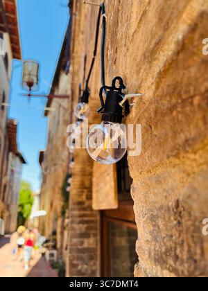 Village médiéval de San Gimignano avec de hautes tours construites en pierre et brique, situé en Toscane, Italie. Banque D'Images