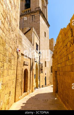 Extérieur du Musée de la cathédrale et ruelle étroite dans la Citadelle, Victoria, Gozo, Malte Banque D'Images