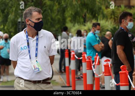 4 février 2021 : Mark Handely de Tennis Australia regarde les joueurs de tennis et les officiels de l’Open d’Australie 2021 attendre d’être testés pour la COVID-19. Pendant la nuit, un responsable de quarantaine à l’hôtel où il séjournait a été testé positif au COVID-19, ce qui a entraîné l’annulation de tous les matchs et l’obligation pour tous les joueurs qui se trouvaient à l’hôtel de subir un test de dépistage du COVID-19. Plus de 600 joueurs, entraîneurs et officiels qui séjournaient à l'hôtel Grand Hyatt après leur arrivée à Melbourne sont touchés. Sydney Low/Cal Sport Media.(image de crédit : &copy ; Sydney Low/CSM via ZUMA Wire) Banque D'Images