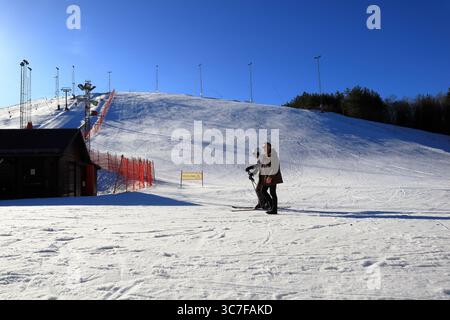 Photo de paysage d'hiver sur une piste de ski. Petite station d'hiver appelée Bruket à Järfälla. Ski alpin ou slalom. Stockholm, Suède. Banque D'Images