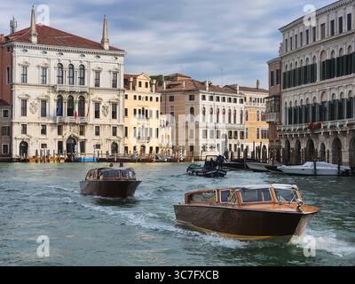 bateaux-taxis sur le grand canal à venise Banque D'Images