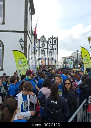 Les participants qui courent et font de la randonnée à travers des sentiers forestiers luxuriants et des rues historiques de la ville lors de l’événement Trail Real Priolo sur l’île de São Miguel, aux Açores, Banque D'Images