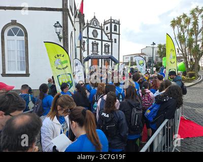 Les participants qui courent et font de la randonnée à travers des sentiers forestiers luxuriants et des rues historiques de la ville lors de l’événement Trail Real Priolo sur l’île de São Miguel, aux Açores, Banque D'Images