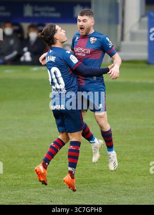 6 février 2021, Huesca, ESPAGNE : Javi Galan de SD Huesca célèbre un but avec Jaime Seoane de SD Huesca lors du match de Liga entre SD Huesca et Real Madrid au stade El Alcoraz de Huesca, Espagne. (Crédit image : © Indira/DAX via ZUMA Wire) Banque D'Images