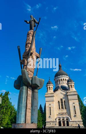 Dormition de la cathédrale Theotokos et statue d'Avram Iancu à Cluj-Napoca, Roumanie Banque D'Images