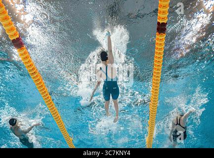 Singapour. 1er août 2025. Peng Xuwei (C), de Chine, participe à la demi-finale féminine du 200 m dos aux Championnats du monde de natation à Singapour, le 1er août 2025. Crédit : Luo Yuan/Xinhua/Alamy Live News Banque D'Images