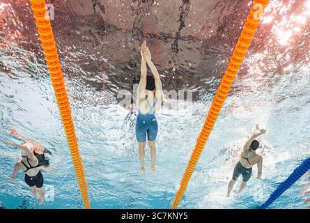 Singapour. 1er août 2025. Peng Xuwei (C), de Chine, participe à la demi-finale féminine du 200 m dos aux Championnats du monde de natation à Singapour, le 1er août 2025. Crédit : Luo Yuan/Xinhua/Alamy Live News Banque D'Images