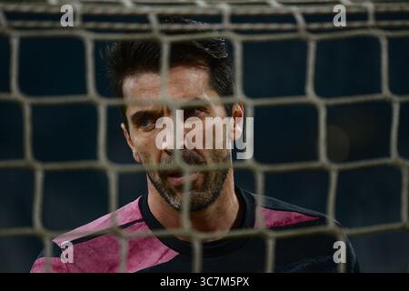 9 février 2021, Turin, Piémont/Turin, Italie : Gianluigi Buffon de la Juventus FC lors du match de football Coppa Italia entre la Juventus et le FC Internazionale. Les stades sportifs en Italie restent soumis à des restrictions strictes en raison de la pandémie de coronavirus, car les lois gouvernementales sur la distanciation sociale interdisent aux fans de pénétrer dans les sites, ce qui entraîne des matchs à huis clos (crédit image : © Alberto Gandolfo/DAX via ZUMA Wire) Banque D'Images