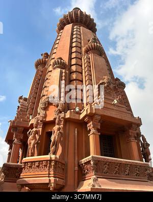 Le Palais Baron Empain, également connu sous le nom de Palais Hindou, est un manoir historique et distinctif à Héliopolis, une banlieue au nord-est du centre du Caire, Egyp Banque D'Images