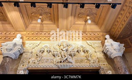 Le Palais Baron Empain, également connu sous le nom de Palais Hindou, est un manoir historique et distinctif à Héliopolis, une banlieue au nord-est du centre du Caire, Egyp Banque D'Images