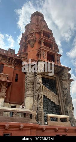 Le Palais Baron Empain, également connu sous le nom de Palais Hindou, est un manoir historique et distinctif à Héliopolis, une banlieue au nord-est du centre du Caire, Egyp Banque D'Images