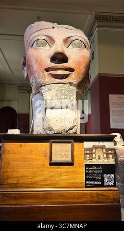 Tête sculptée de la reine Hatshepsout, l'un des pharaons les plus puissants de l'Égypte antique, exposée au Musée égyptien du Caire. Banque D'Images